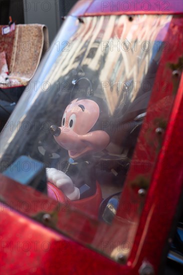 Paris, Mickey Mouse dans un manège