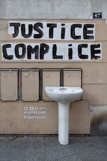 Paris, dépôt d'encombrant sur la voie publique et affichage sauvage "justice complice"