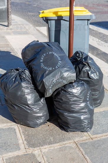 Paris, amoncellement de poubelles