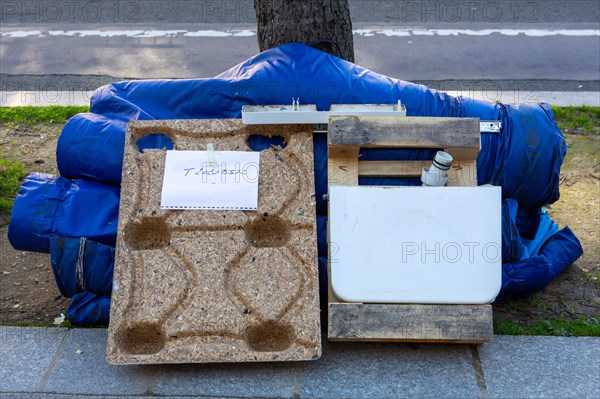 Paris, Déchets encombrants déposés sur la voie publique