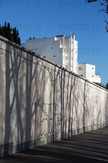 Paris, projected shadow