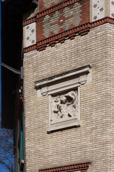 Paris, relief à l'angle du boulevard Arago et de la rue de la Santé