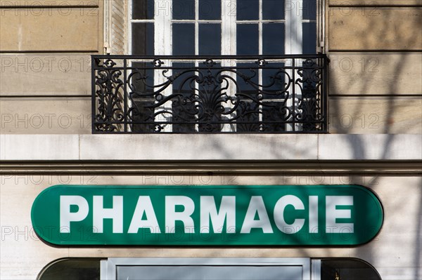 Paris, enseigne de pharmacie