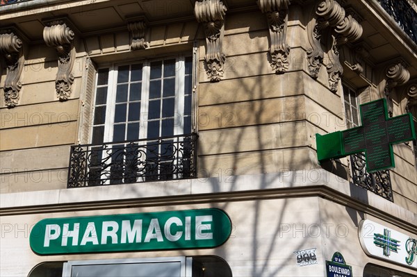 Paris, pharmacy sign