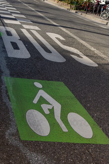 Paris, shared bus and bicycle lane