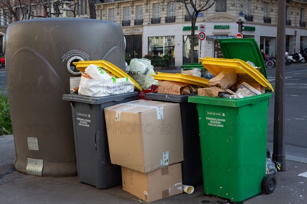 Paris, poubelles qui débordent