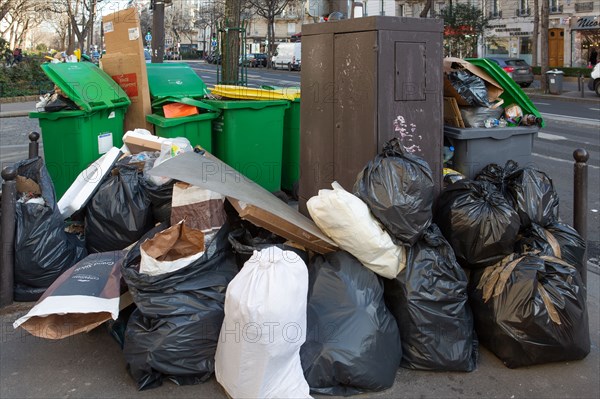 Paris, poubelles qui débordent