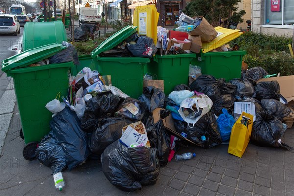 Paris, poubelles qui débordent