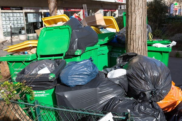 Paris, poubelles qui débordent