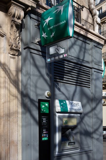Paris, distributeur automatique de billets