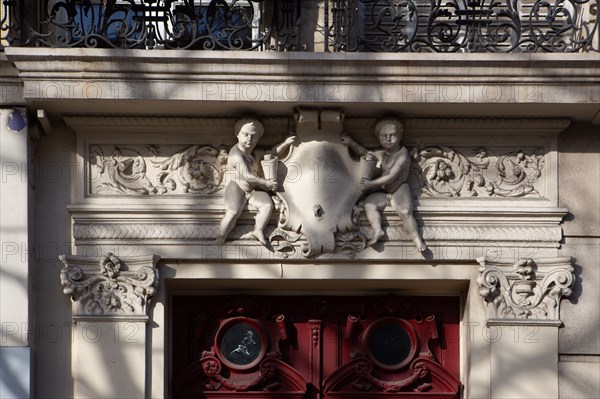 Paris, dessus de porte sculpté