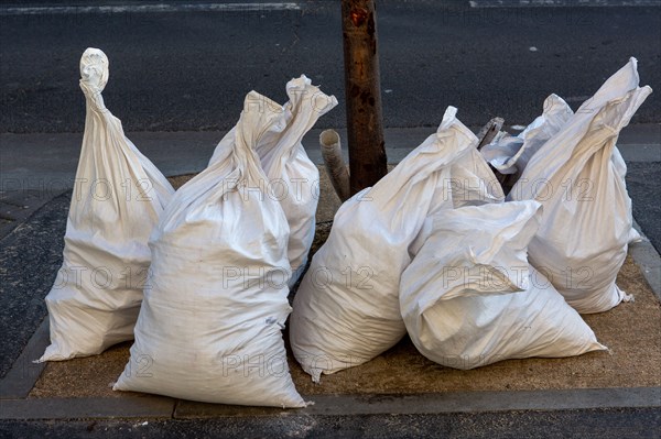 Paris, sacs de gravats déposés sur la voie publique