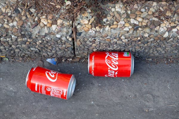 Paris, canettes de Coca Cola dans le caniveau