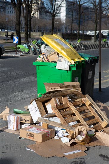 Paris, amoncellement de déchets dans des poubelles