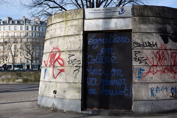 Paris, Paris sewerage aedicula tagged