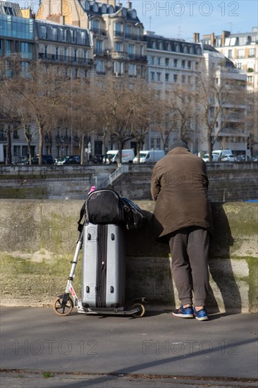 Paris, man bent over the Bassin de l'Arsenal