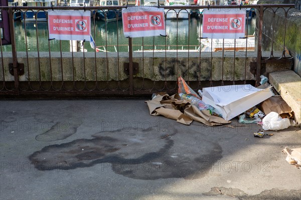 Paris, amoncellement de déchets sur la voie publique