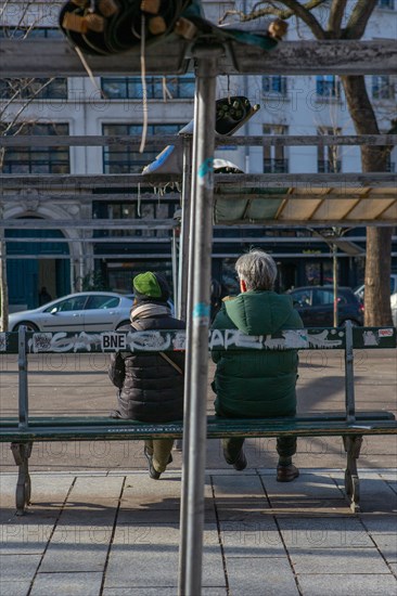 Paris, couple de seniors sur un banc