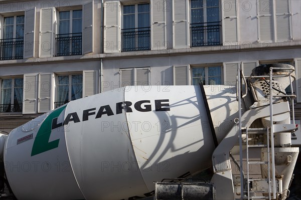 Paris, camion de béton Lafarge