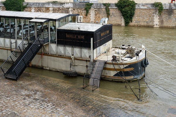 Paris, péniche sur la Seine en crue