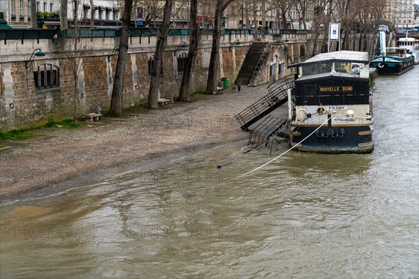 Paris, péniche sur la Seine en crue