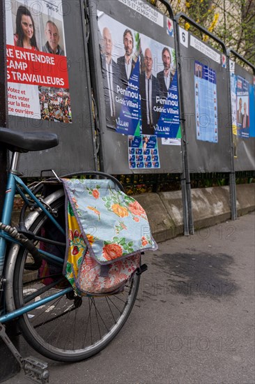 Paris, bicycle et election signs