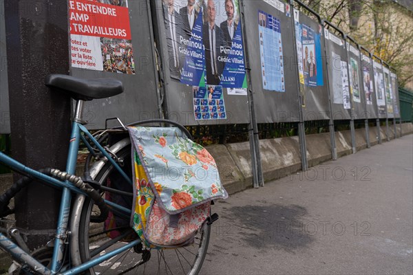 Paris, bicycle et election signs