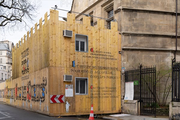 Paris, palisade in front of the Musée de Cluny - renovation work at the National museum of Middle Ages