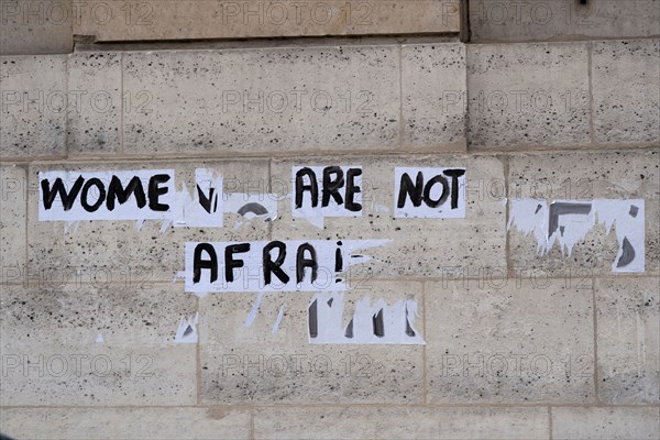 Paris, affichage de protestation contre la violence faire aux femmes