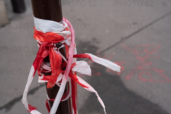 Rubalise autour d’un poteau