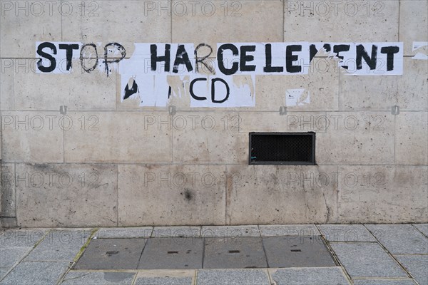 Paris, affichage de protestation contre la violence faire aux femmes