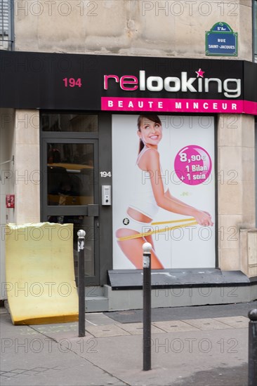 Paris, mattress laid in front of a beauty institut