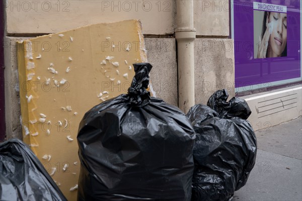 Paris, matelas et sacs poubelles