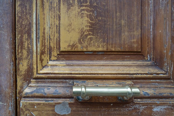 Paris, détail d’une porte patinée