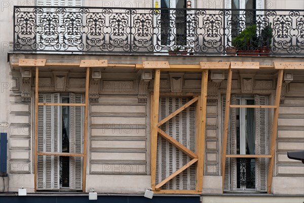 Paris, balconies sustained by stays