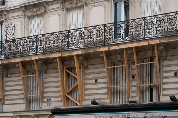 Paris, balcons soutenus par des étais