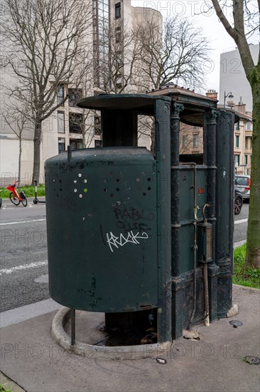 last pissoir ('vespasienne') of Paris