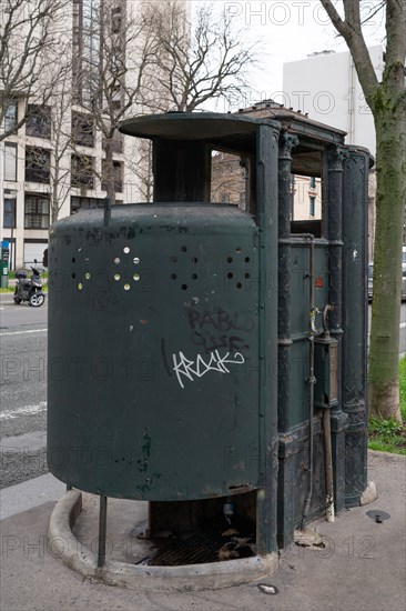 last pissoir ('vespasienne') of Paris