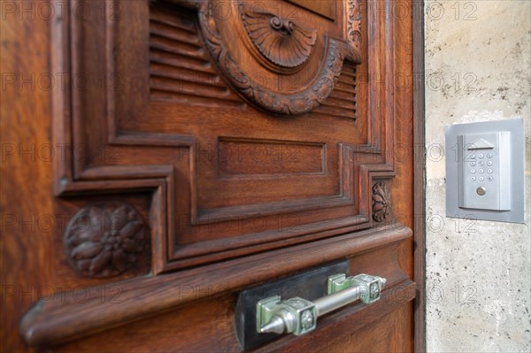 Paris, porte d’immeuble