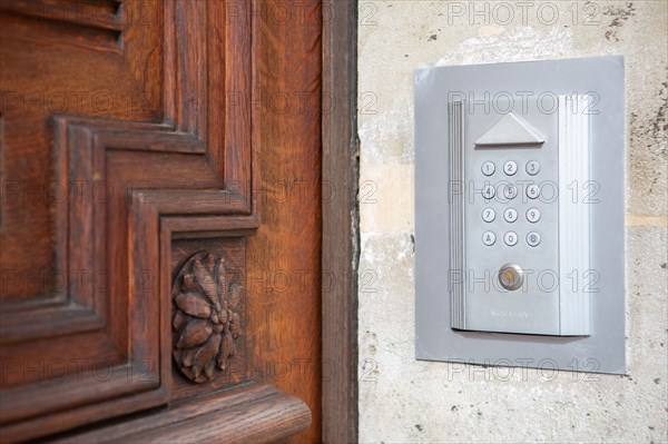 Paris, porte d’immeuble