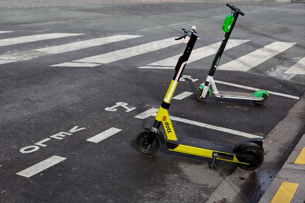 Paris, emplacement réservé aux vélos et trottinettes