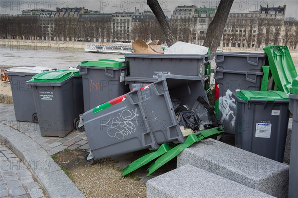 Paris, poubelles qui débordent