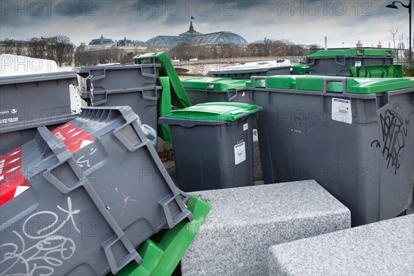 Paris, poubelles qui débordent