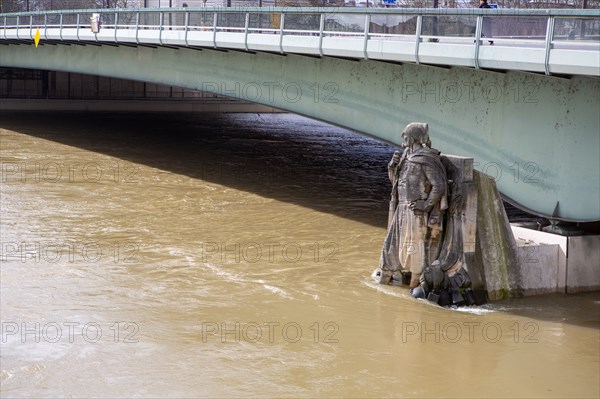 Paris, zouave du pont de l’Alma avec les pieds dans l’eau