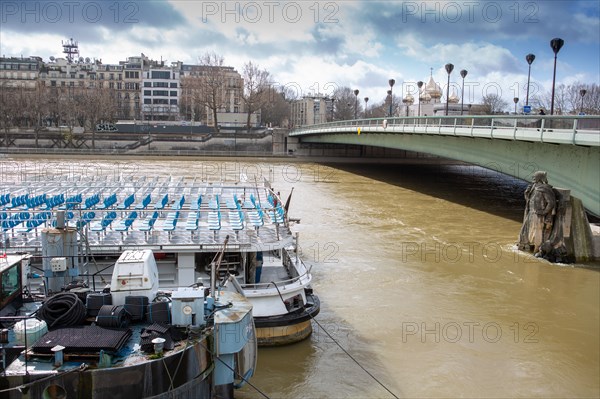 Paris, zouave du pont de l’Alma avec les pieds dans l’eau