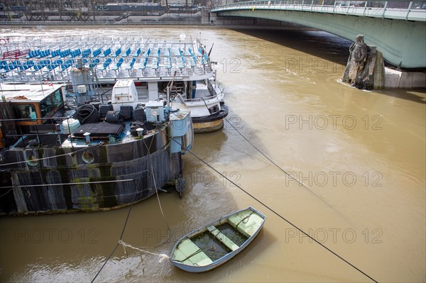 Paris, zouave du pont de l’Alma avec les pieds dans l’eau