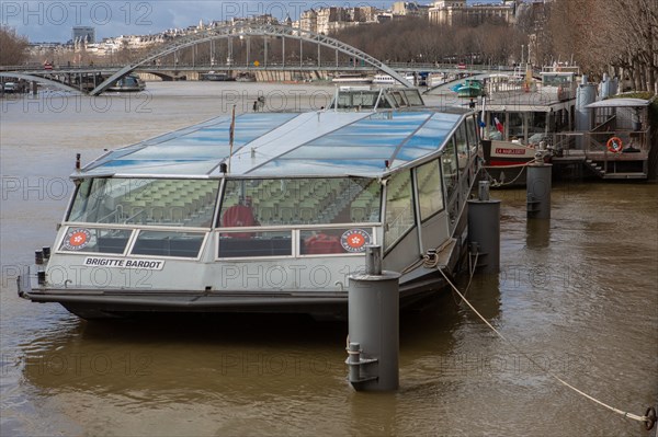 Paris, bateau touristique à quai