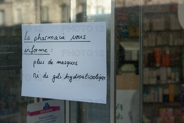 Affiche indiquant une pénurie de masques chirurgicaux et de gel hydroalcoolique