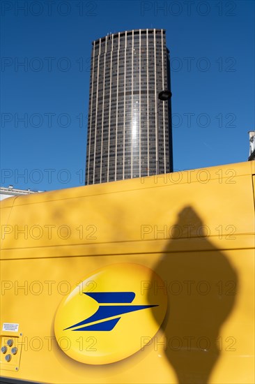 Paris, Logo de la Poste et Tour Montparnasse