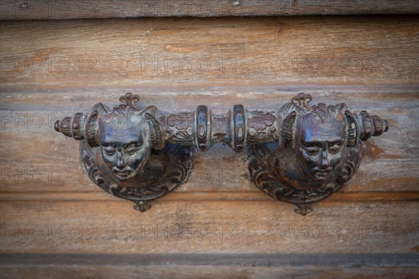 Paris, door handle of a building
